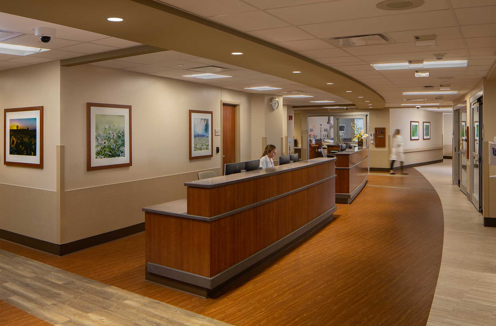 An image of an expansive Nurse Station at Centerpoint Medical Center in Independence, Missouri