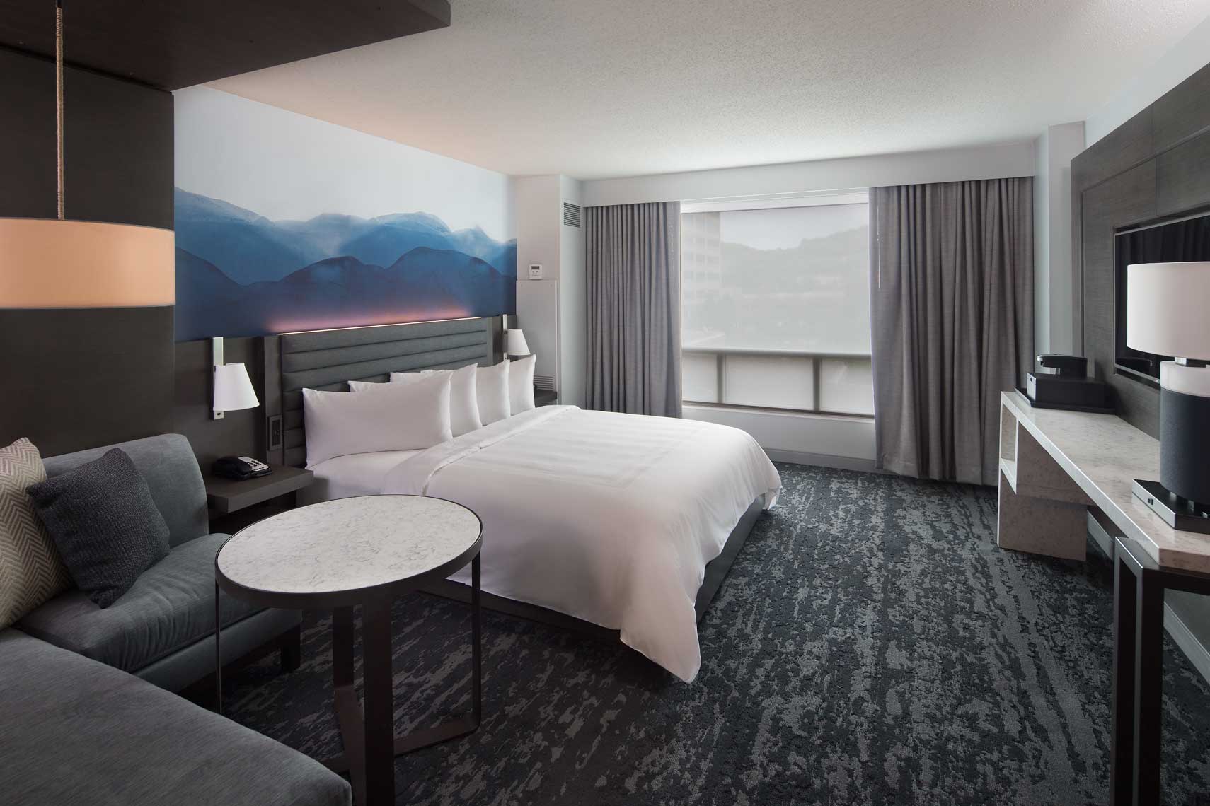 A view of a comfortable guest room at the Franklin Marriott Cool Springs