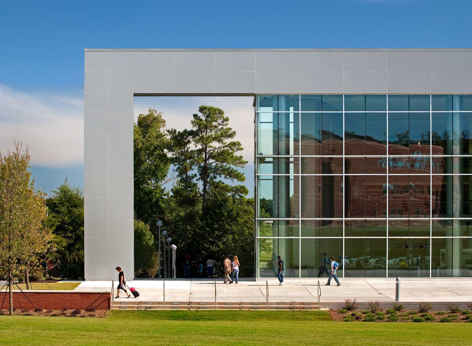 A daytime exterior view of the library at Georgia Gwinnett College